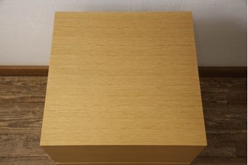 中古　美品　IDC大塚家具　松永工房　NINE(ナイン)　ホワイトオーク　洗練されたデザインが魅力的なフラップ扉付きサイドキャビネット(サイドチェスト、サイドテーブル、ナイトテーブル)(R-057838)