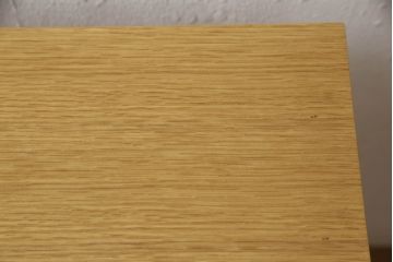 中古　美品　IDC大塚家具　松永工房　NINE(ナイン)　ホワイトオーク　洗練されたデザインが魅力的なフラップ扉付きサイドキャビネット(サイドチェスト、サイドテーブル、ナイトテーブル)(R-057838)
