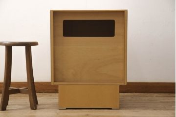 中古　美品　IDC大塚家具　松永工房　NINE(ナイン)　ホワイトオーク　洗練されたデザインが魅力的なフラップ扉付きサイドキャビネット(サイドチェスト、サイドテーブル、ナイトテーブル)(R-057838)