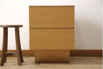 中古　美品　IDC大塚家具　松永工房　NINE(ナイン)　ホワイトオーク　洗練されたデザインが魅力的なフラップ扉付きサイドキャビネット(サイドチェスト、サイドテーブル、ナイトテーブル)(R-057842)