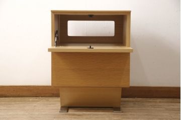 中古　美品　IDC大塚家具　松永工房　NINE(ナイン)　ホワイトオーク　洗練されたデザインが魅力的なフラップ扉付きサイドキャビネット(サイドチェスト、サイドテーブル、ナイトテーブル)(R-057842)