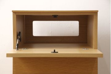 中古　美品　IDC大塚家具　松永工房　NINE(ナイン)　ホワイトオーク　洗練されたデザインが魅力的なフラップ扉付きサイドキャビネット(サイドチェスト、サイドテーブル、ナイトテーブル)(R-057842)