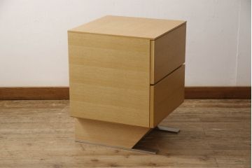 中古　美品　IDC大塚家具　松永工房　NINE(ナイン)　ホワイトオーク　洗練されたデザインが魅力的なフラップ扉付きサイドキャビネット(サイドチェスト、サイドテーブル、ナイトテーブル)(R-057842)