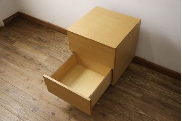 中古　美品　IDC大塚家具　松永工房　NINE(ナイン)　ホワイトオーク　洗練されたデザインが魅力的なフラップ扉付きサイドキャビネット(サイドチェスト、サイドテーブル、ナイトテーブル)(R-057842)