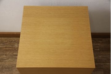 中古　美品　IDC大塚家具　松永工房　NINE(ナイン)　ホワイトオーク　洗練されたデザインが魅力的なフラップ扉付きサイドキャビネット(サイドチェスト、サイドテーブル、ナイトテーブル)(R-057842)