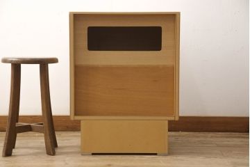 中古　美品　IDC大塚家具　松永工房　NINE(ナイン)　ホワイトオーク　洗練されたデザインが魅力的なフラップ扉付きサイドキャビネット(サイドチェスト、サイドテーブル、ナイトテーブル)(R-057842)
