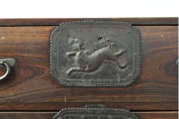 和製アンティーク　明治期　前面ケヤキ材(欅材)　躍動感のある唐獅子金具が目を引く二段重ね相馬箪笥(仙台箪笥、和たんす、収納箪笥、衣装箪笥、引き出し、チェスト)(R-057844)
