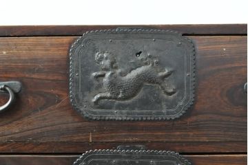 和製アンティーク　前面ケヤキ材(欅材)　躍動感のある唐獅子金具が目を引く相馬箪笥・上段(仙台箪笥、和たんす、収納箪笥、衣装箪笥、引き出し、ローチェスト)(R-057845)