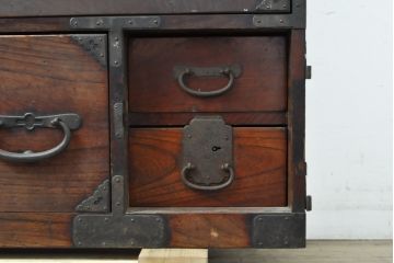 和製アンティーク　前面ケヤキ材(欅材)　躍動感のある唐獅子金具が目を引く相馬箪笥・下段(仙台箪笥、和たんす、収納箪笥、衣装箪笥、引き出し、ローチェスト)(R-057846)