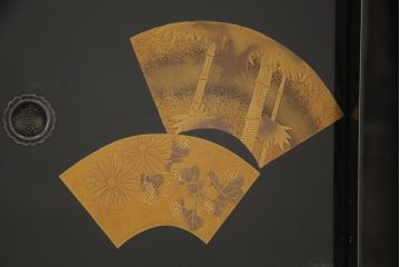中古　美品　輪島塗り　蒔絵　上質な和の空間づくりにおすすめ! 大振りな飾り棚(違い棚、茶棚、茶箪笥、戸棚、収納棚)(R-057852)