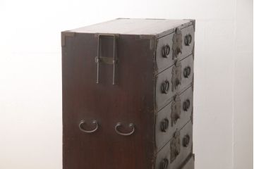和製アンティーク　黒漆塗り　総桐　細やかな平打ち金具が目を引く五丁引き庄内箪笥(引き出し、和タンス、衣装箪笥、時代箪笥)(R-057853)