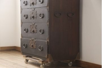 和製アンティーク　黒漆塗り　総桐　細やかな平打ち金具が目を引く五丁引き庄内箪笥(引き出し、和タンス、衣装箪笥、時代箪笥)(R-057853)
