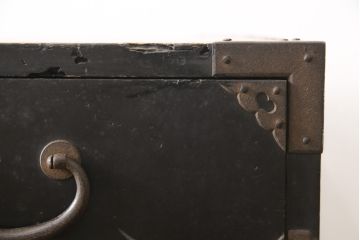 和製アンティーク　黒漆塗り　総桐　細やかな平打ち金具が目を引く五丁引き庄内箪笥(引き出し、和タンス、衣装箪笥、時代箪笥)(R-057853)