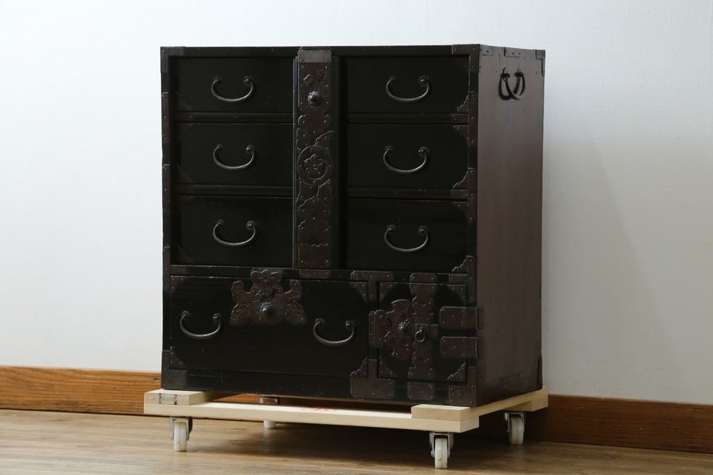 和製アンティーク　黒漆塗りと趣ある金具が魅力的な庄内小箪笥　(R-057862)