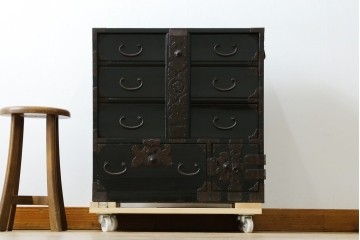 和製アンティーク　黒漆塗りと趣ある金具が魅力的な庄内小箪笥　(R-057862)