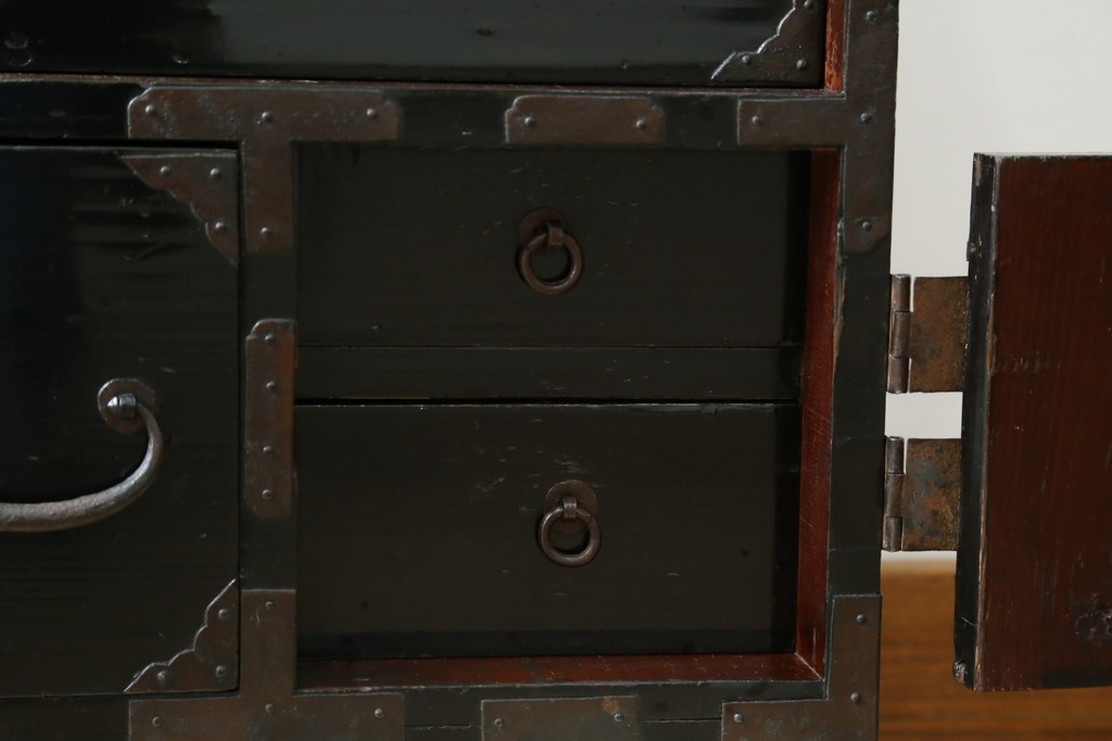 和製アンティーク　黒漆塗りと趣ある金具が魅力的な庄内小箪笥　(R-057862)