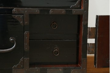 和製アンティーク　黒漆塗りと趣ある金具が魅力的な庄内小箪笥　(R-057862)