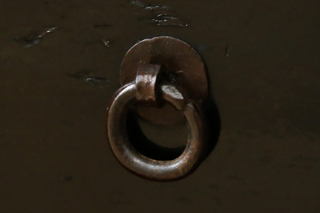 和製アンティーク　黒漆塗りと趣ある金具が魅力的な庄内小箪笥　(R-057862)