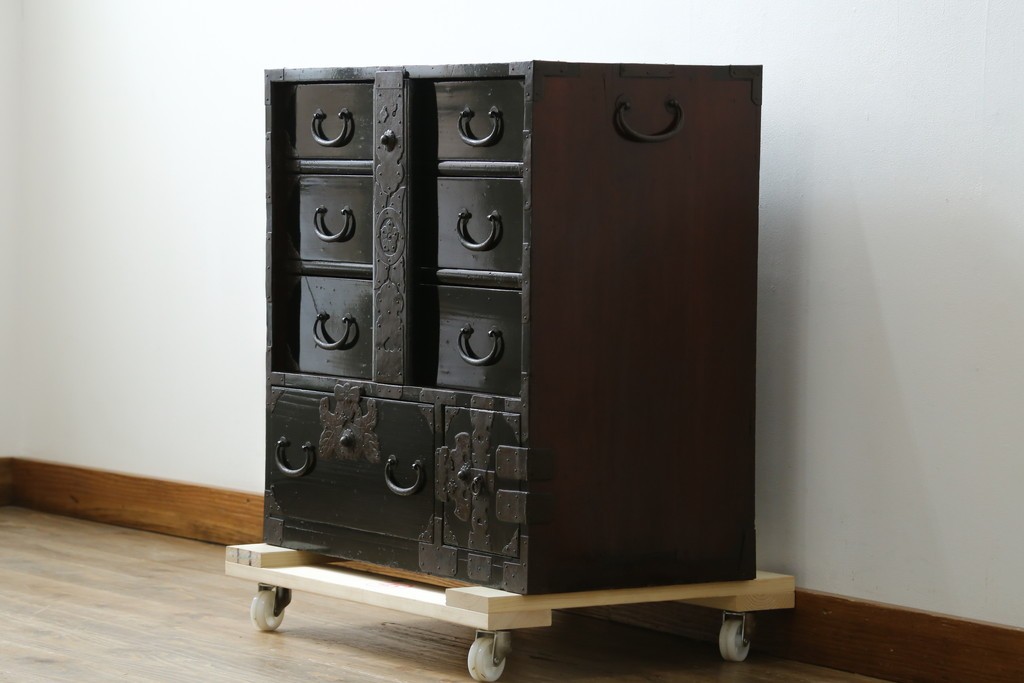 和製アンティーク　黒漆塗りと趣ある金具が魅力的な庄内小箪笥　(R-057862)