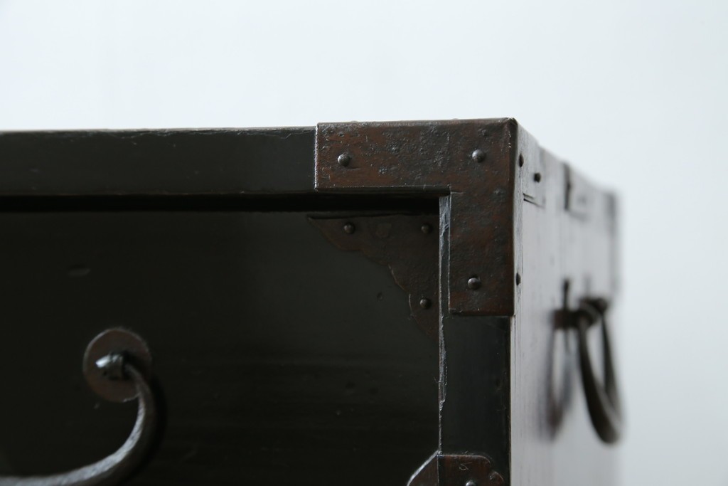 和製アンティーク　黒漆塗りと趣ある金具が魅力的な庄内小箪笥　(R-057862)