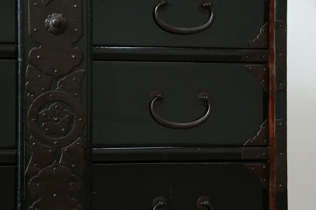和製アンティーク　黒漆塗りと趣ある金具が魅力的な庄内小箪笥　(R-057862)