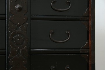 和製アンティーク　黒漆塗りと趣ある金具が魅力的な庄内小箪笥　(R-057862)