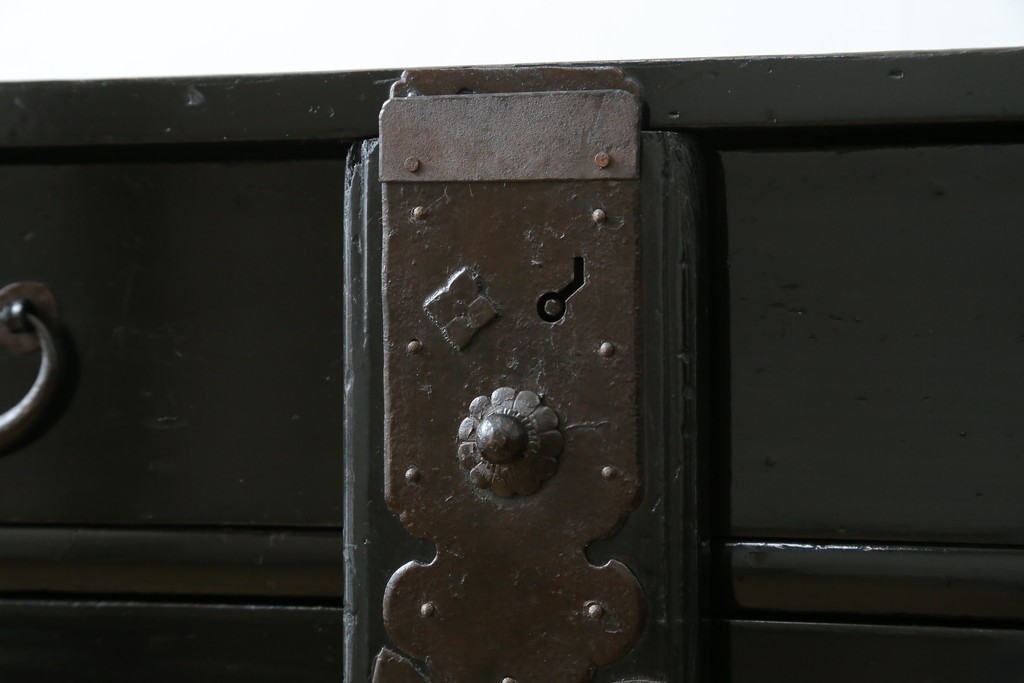 和製アンティーク　黒漆塗りと趣ある金具が魅力的な庄内小箪笥　(R-057862)