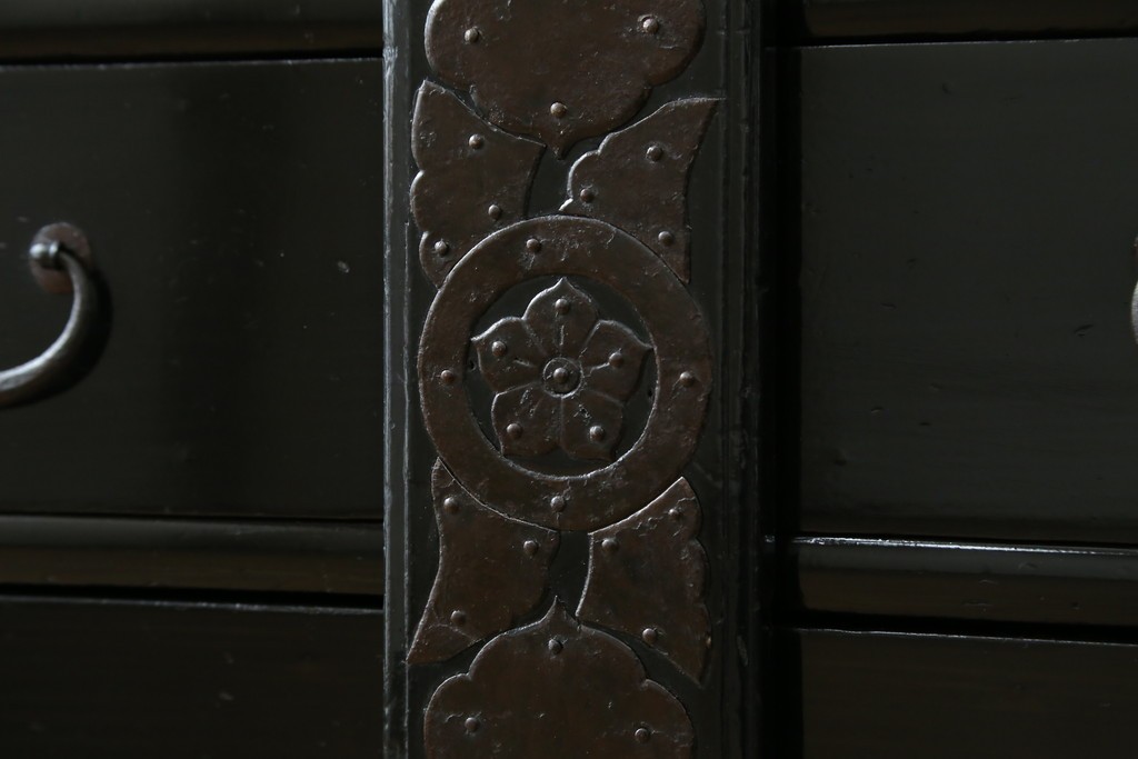 和製アンティーク　黒漆塗りと趣ある金具が魅力的な庄内小箪笥　(R-057862)