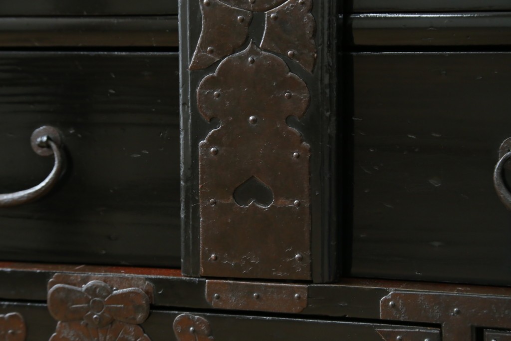 和製アンティーク　黒漆塗りと趣ある金具が魅力的な庄内小箪笥　(R-057862)