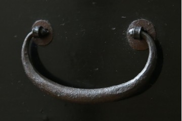 和製アンティーク　黒漆塗りと趣ある金具が魅力的な庄内小箪笥　(R-057862)