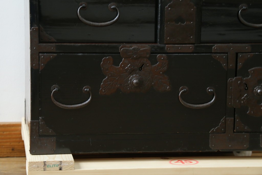 和製アンティーク　黒漆塗りと趣ある金具が魅力的な庄内小箪笥　(R-057862)