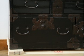 和製アンティーク　黒漆塗りと趣ある金具が魅力的な庄内小箪笥　(R-057862)