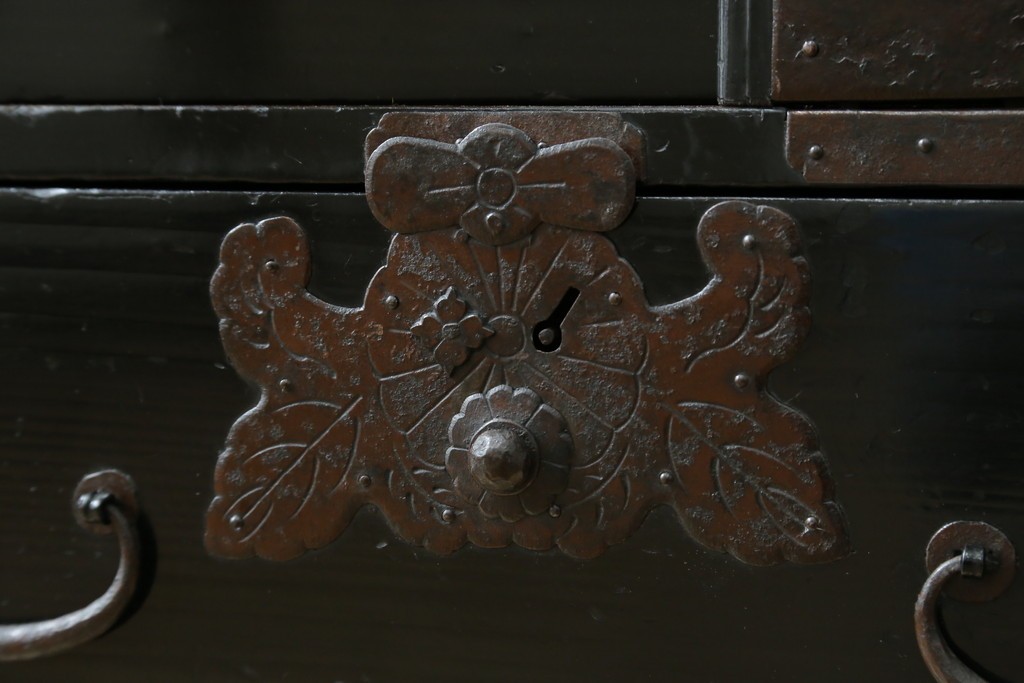 和製アンティーク　黒漆塗りと趣ある金具が魅力的な庄内小箪笥　(R-057862)