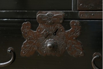 和製アンティーク　黒漆塗りと趣ある金具が魅力的な庄内小箪笥　(R-057862)
