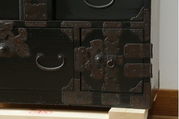 和製アンティーク　黒漆塗りと趣ある金具が魅力的な庄内小箪笥　(R-057862)