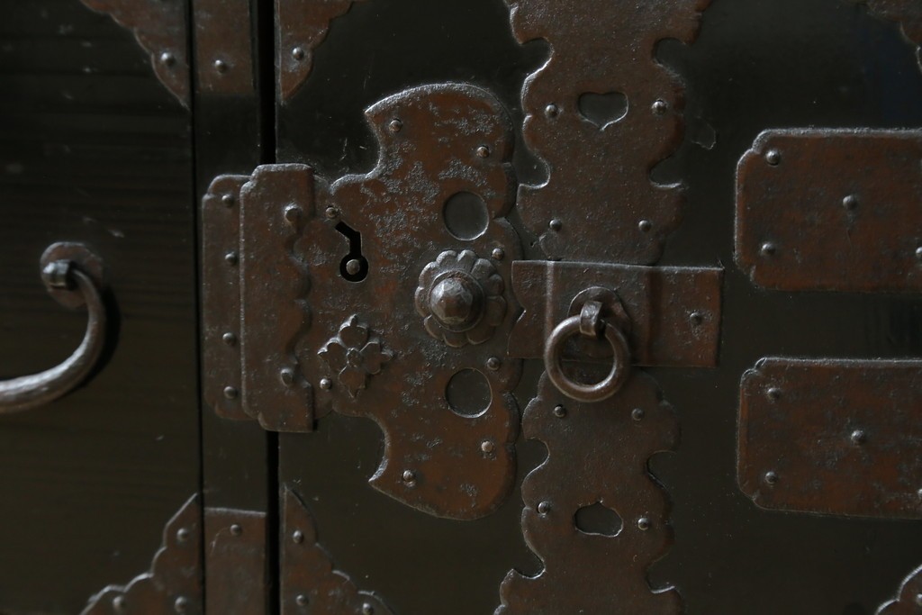 和製アンティーク　黒漆塗りと趣ある金具が魅力的な庄内小箪笥　(R-057862)