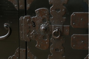 和製アンティーク　黒漆塗りと趣ある金具が魅力的な庄内小箪笥　(R-057862)