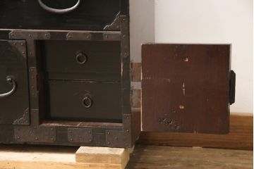 和製アンティーク　黒漆塗りと趣ある金具が魅力的な庄内小箪笥(時代箪笥、和タンス、引き出し)(R-057862)