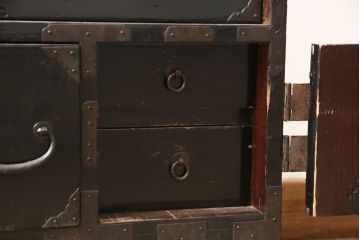 和製アンティーク　黒漆塗りと趣ある金具が魅力的な庄内小箪笥(時代箪笥、和タンス、引き出し)(R-057862)