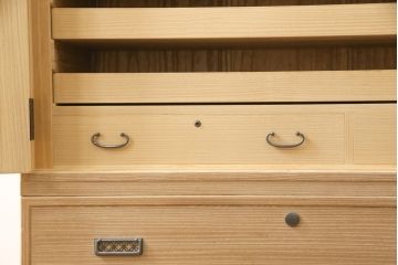 中古　伝統工芸士　小林雄蔵作　透かし金具がモダンな雰囲気を醸し出す総桐箪笥(並厚、四方丸)(総桐たんす、着物箪笥、引き出し、和タンス)(R-057863)