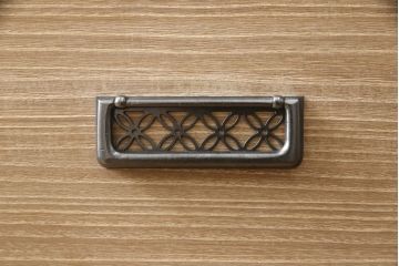 中古　伝統工芸士　小林雄蔵作　透かし金具がモダンな雰囲気を醸し出す総桐箪笥(並厚、四方丸)(総桐たんす、着物箪笥、引き出し、和タンス)(R-057863)