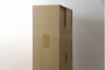 中古　美品　明るい木色と金色の金具が品の良さを高める国産総桐箪笥(並厚、桐たんす、和タンス、着物箪笥、衣装箪笥、チェスト)(R-057864)