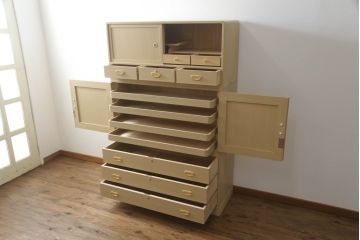 中古　美品　明るい木色と金色の金具が品の良さを高める国産総桐箪笥(並厚、桐たんす、和タンス、着物箪笥、衣装箪笥、チェスト)(R-057864)