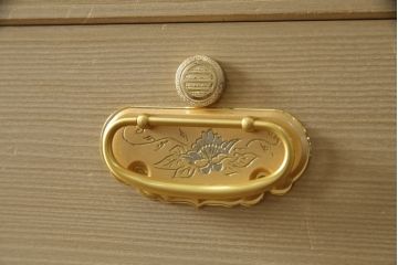 中古　美品　明るい木色と金色の金具が品の良さを高める国産総桐箪笥(並厚、桐たんす、和タンス、着物箪笥、衣装箪笥、チェスト)(R-057864)