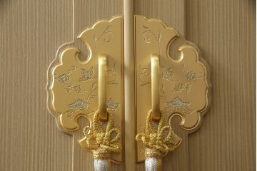 中古　美品　明るい木色と金色の金具が品の良さを高める国産総桐箪笥(並厚、桐たんす、和タンス、着物箪笥、衣装箪笥、チェスト)(R-057864)