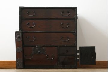 和製アンティーク　前面欅材(ケヤキ材)　漆塗り　歴史を感じさせる佇まいが魅力的な庄内小箪笥(和タンス、小物収納、引き出し、整理箪笥、時代箪笥)(R-057870)