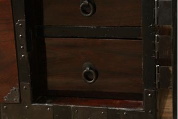 和製アンティーク　前面欅材(ケヤキ材)　漆塗り　歴史を感じさせる佇まいが魅力的な庄内小箪笥(和タンス、小物収納、引き出し、整理箪笥、時代箪笥)(R-057870)