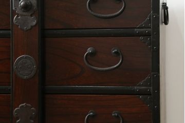 和製アンティーク　前面欅材(ケヤキ材)　漆塗り　歴史を感じさせる佇まいが魅力的な庄内小箪笥(和タンス、小物収納、引き出し、整理箪笥、時代箪笥)(R-057870)