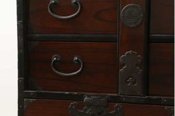 和製アンティーク　前面欅材(ケヤキ材)　漆塗り　歴史を感じさせる佇まいが魅力的な庄内小箪笥(和タンス、小物収納、引き出し、整理箪笥、時代箪笥)(R-057870)