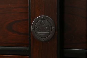 和製アンティーク　前面欅材(ケヤキ材)　漆塗り　歴史を感じさせる佇まいが魅力的な庄内小箪笥(和タンス、小物収納、引き出し、整理箪笥、時代箪笥)(R-057870)